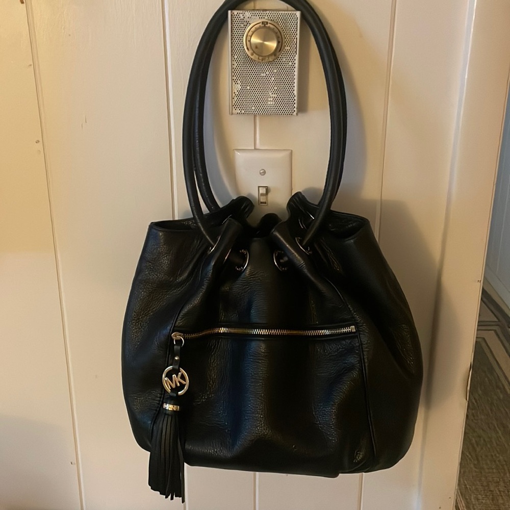 Michael Kors large black bucket bag, side pockets Excellent condition